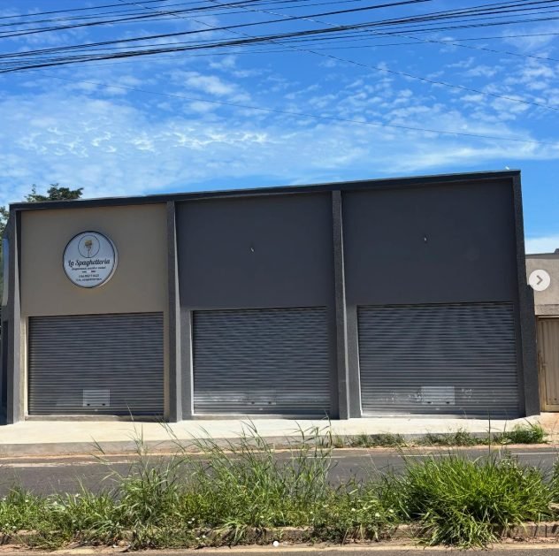 Fachada comercial com três portas de enrolar