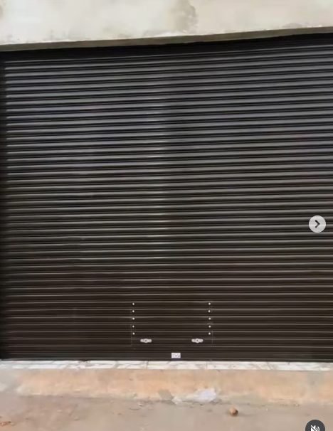 Porta de enrolar preta em ponto comercial