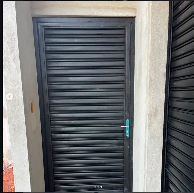 Porta social metálica preta
